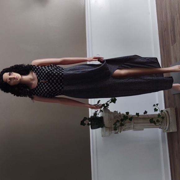 Very J Dresses & Skirts - Very J black and off white leg slit floral maxi dress